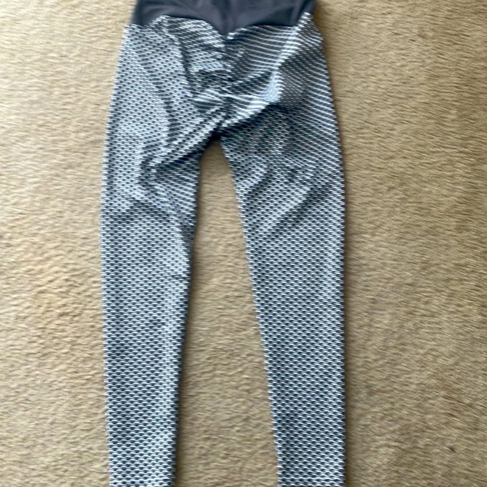 Size large never worn TikTok leggings scrunch